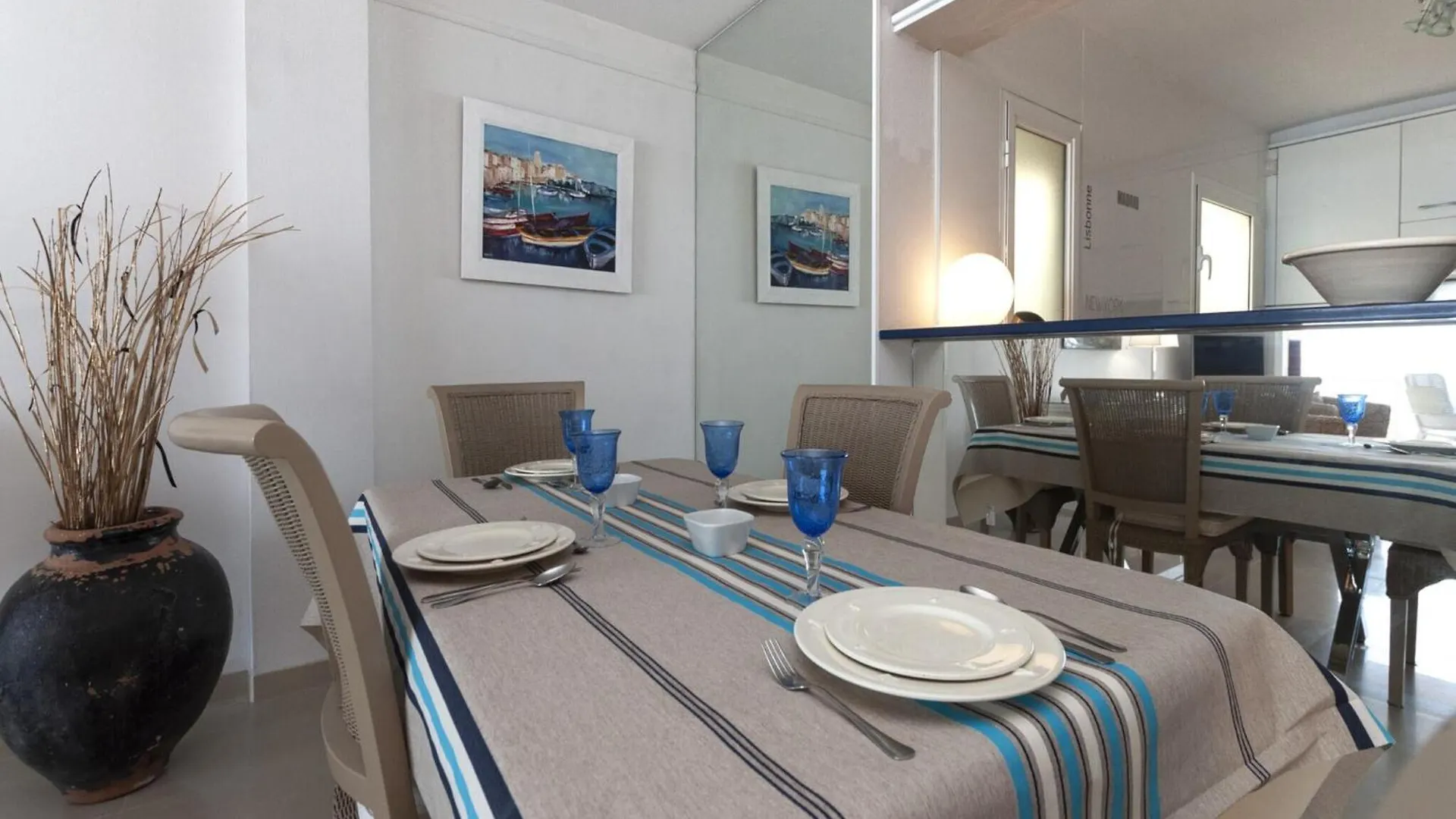Sea-View Apartment In Roses Near Beach Spain