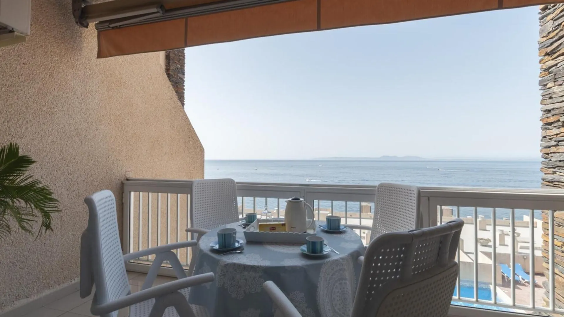 Sea-View Apartment In Roses Near Beach