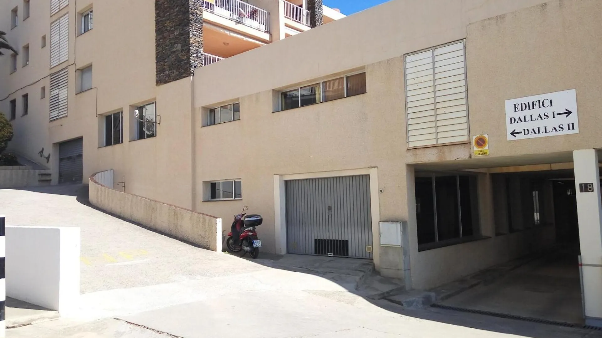 Sea-View Apartment In Roses Near Beach