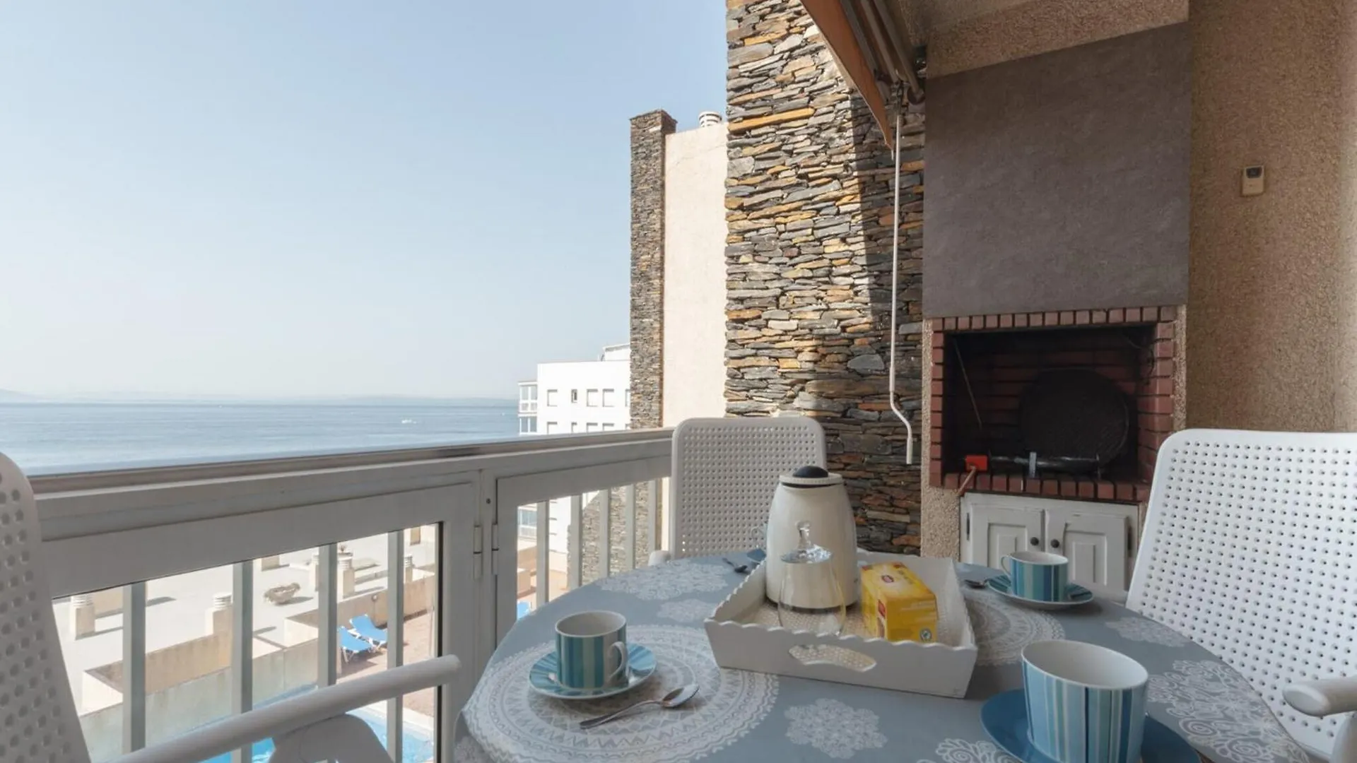 Sea-View Apartment In Roses Near Beach