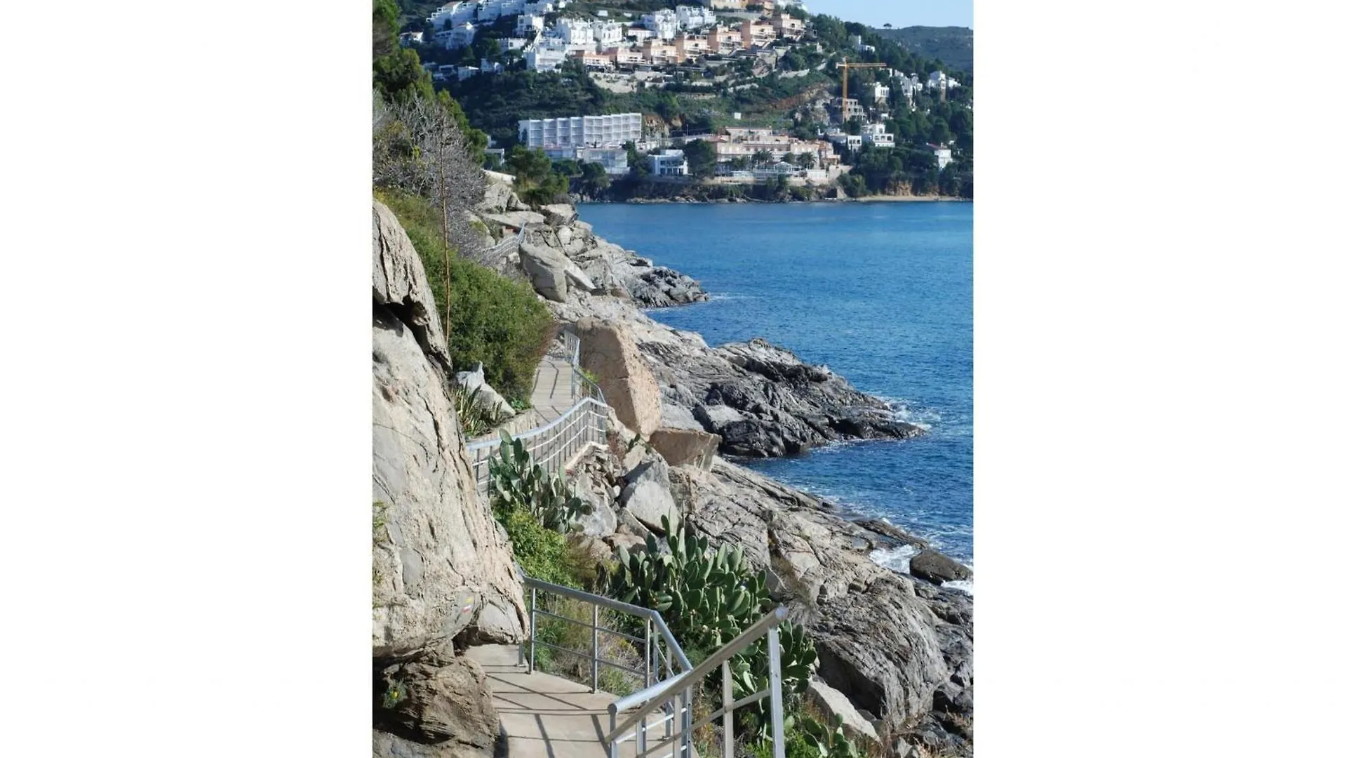 Sea-View Apartment In Roses Near Beach Spain