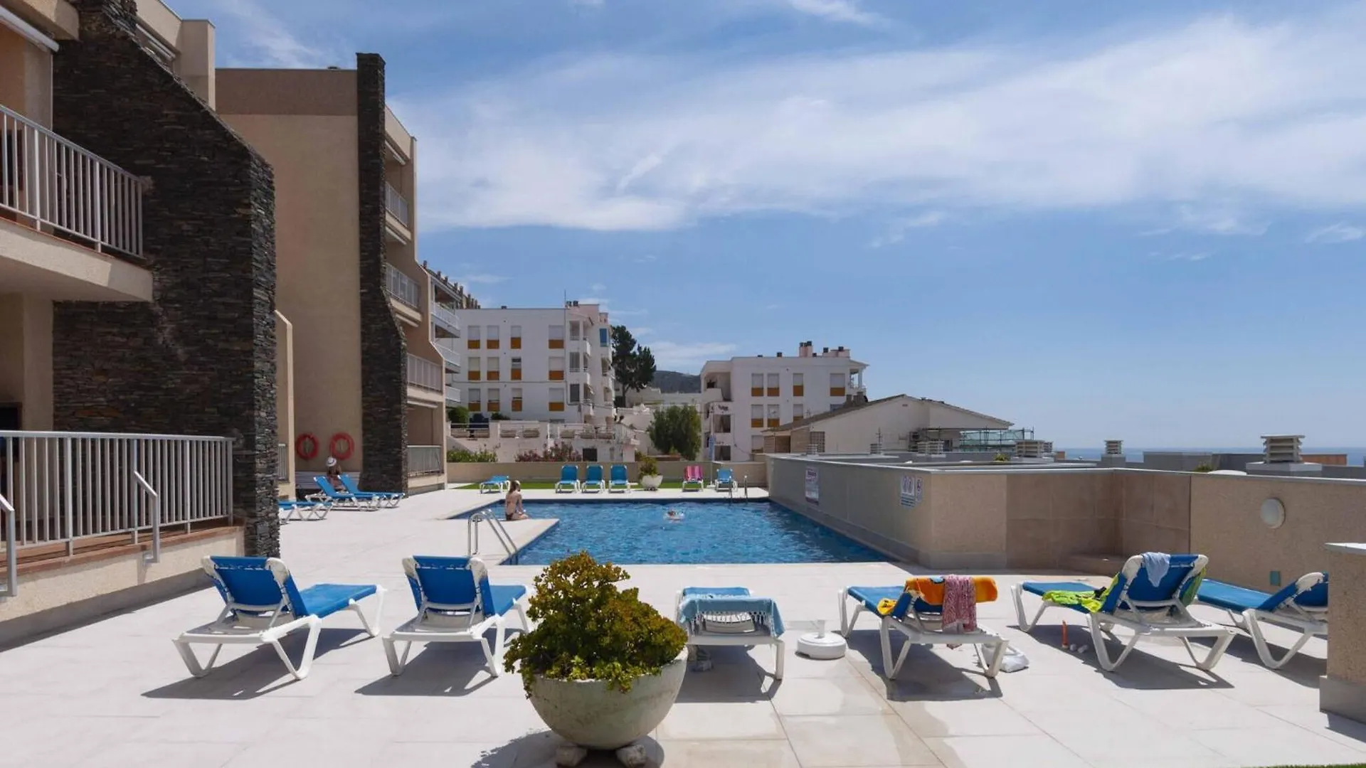 Sea-View Apartment In Roses Near Beach